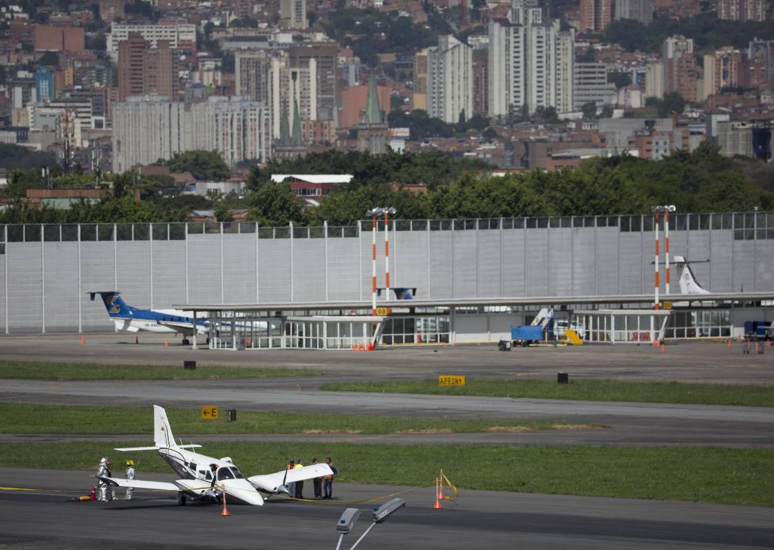 Por tal motivo la terminal aérea estuvo cerrada mientras personal médico y de emergencia evaluaron a los cuatro pasajeros, y dos tripulantes, que traía la aeronave de la empresa Pacífica de Aviación con matrícula HK4303 y que salieron ilesos. FOTO EDWIN BUSTAMANTE