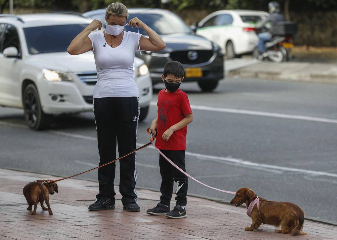 Los niños en la semana podrán salir tres veces de su casa por espacio de 30 minutos, siempre acompañados de un adulto responsable. Foto Manuel Saldarriaga Quintero.