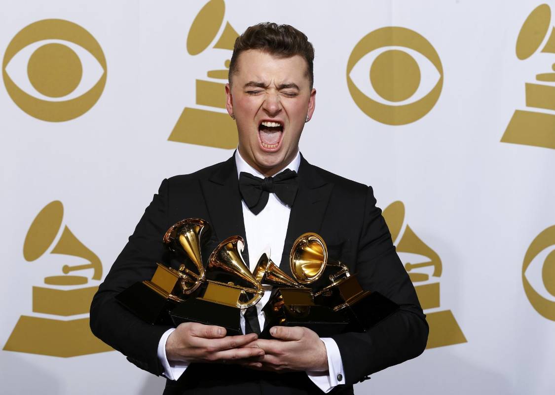 Sam Smith ni podía sostener sus cuatro premios. FOTO Reuters
