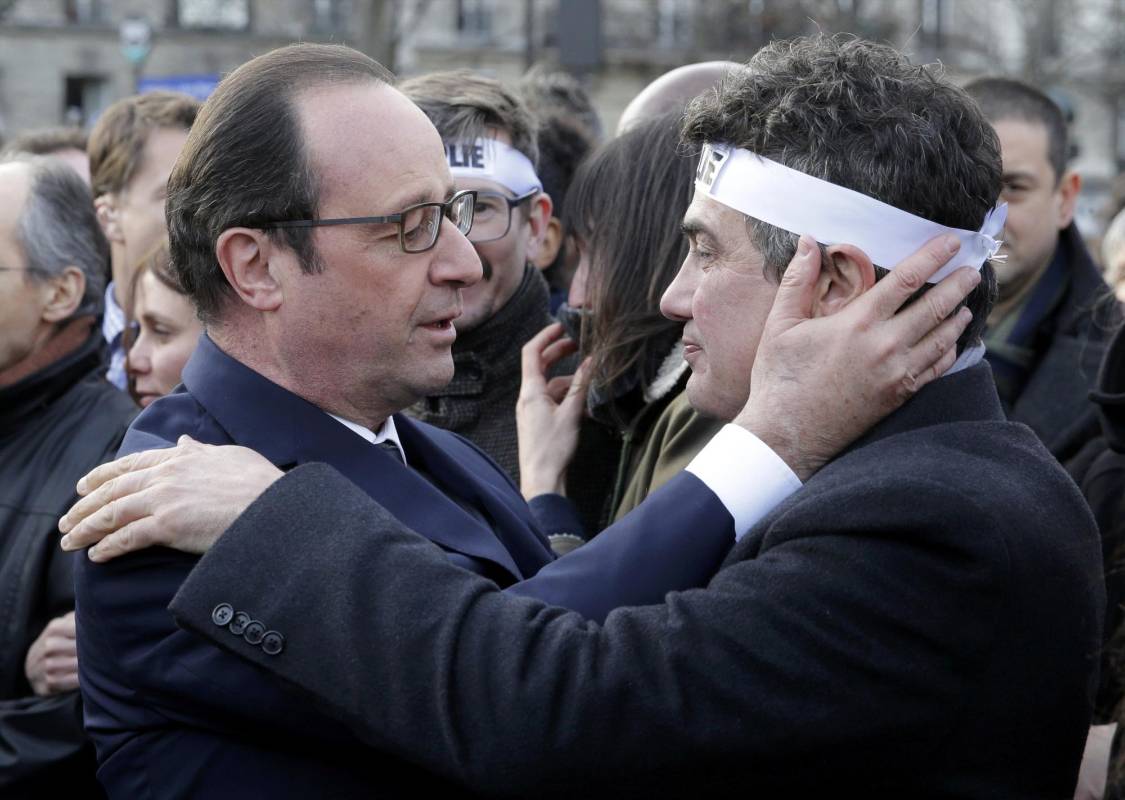 En la Plaza de la República aplausos ensordecedores saludaron a los líderes, quienes junto con familiares de las víctimas y empleados del semanario Charlie Hebdo, blanco del ataque que dio lugar a tres días de terror, encabezaron la marcha. Muchos lloraban abiertamente. FOTO REUTERS
