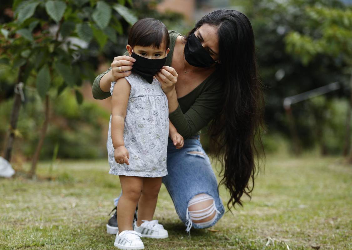 Los niños en la semana podrán salir tres veces de su casa por espacio de 30 minutos, siempre acompañados de un adulto responsable. Foto Manuel Saldarriaga Quintero.