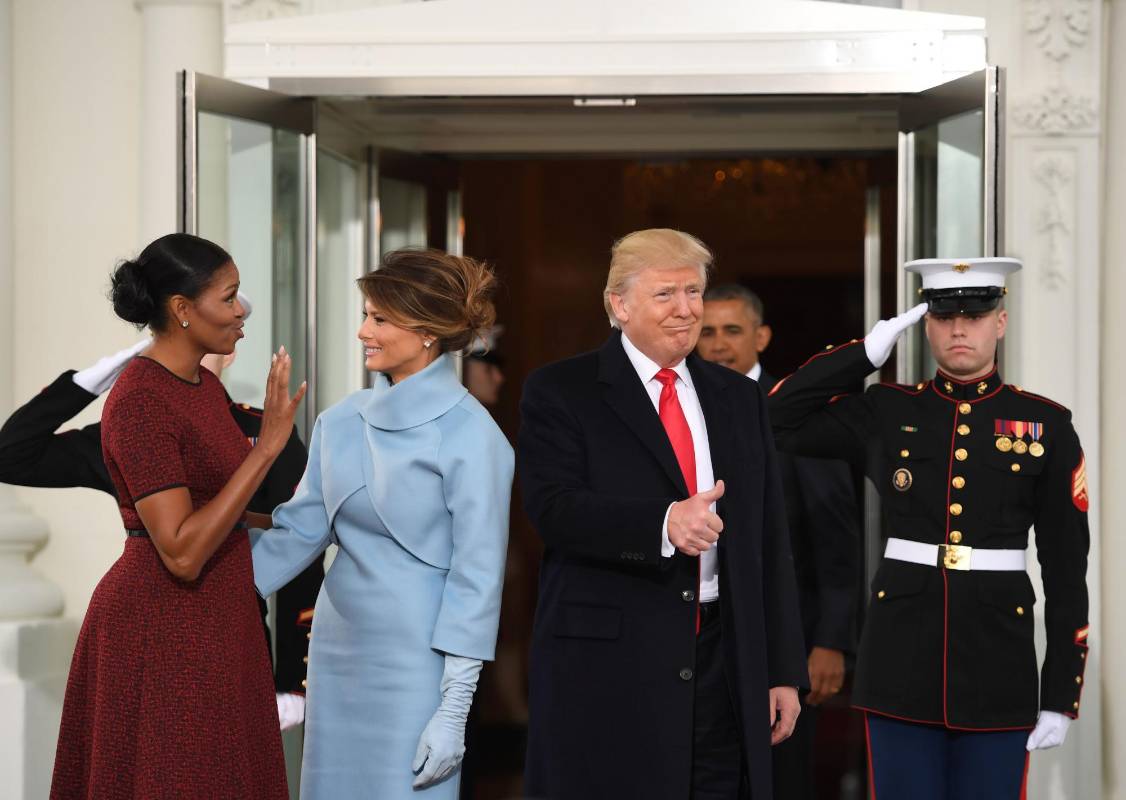 Trump, acompañado por el vicepresidente electo, Mike Pence, y la esposa de este, Karen, acudió a la Casa Blanca para tomar un té protocolario tras asistir a un servicio religioso en una iglesia frente a la residencia presidencial. FOTO AFP