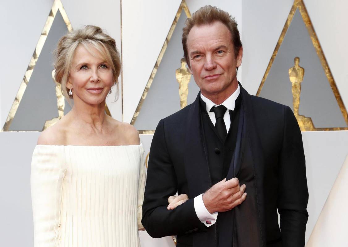 Sting, quien cantará en la ceremonia, llegó junto a su esposa. FOTO EFE