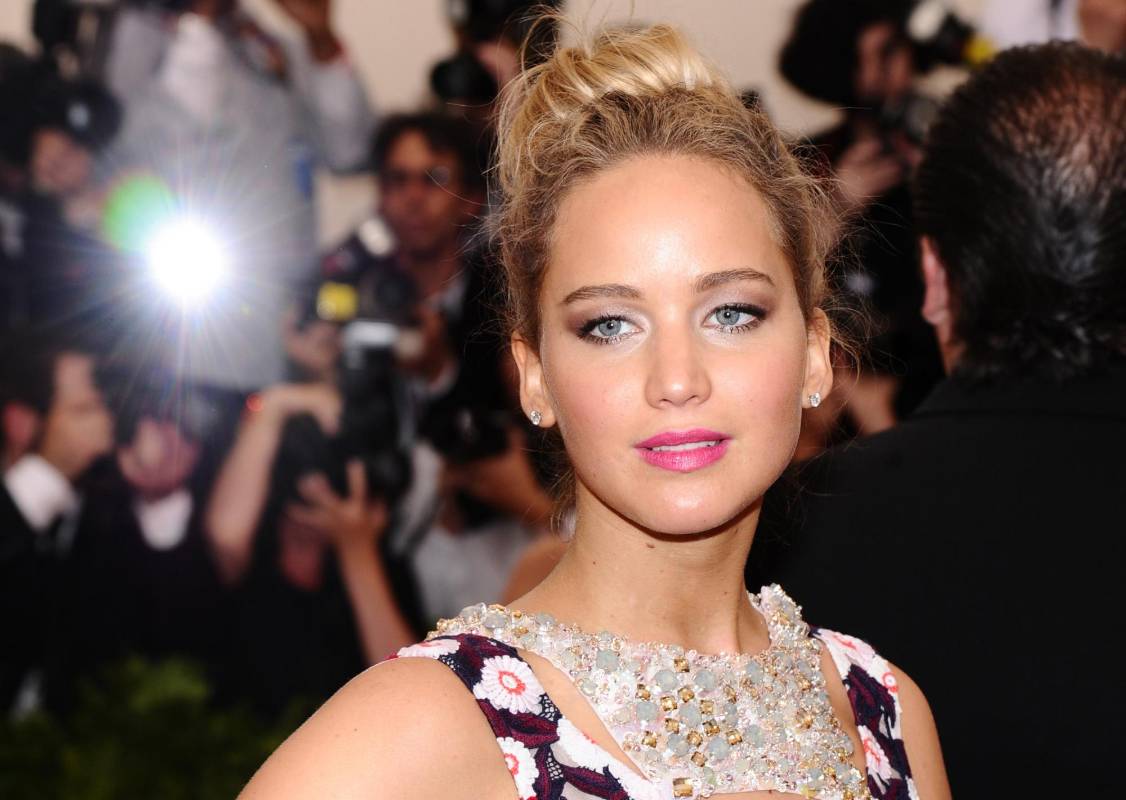 Jennifer Lawrence llegó a la gala en Nueva York con un diseño de Dior. FOTO AP