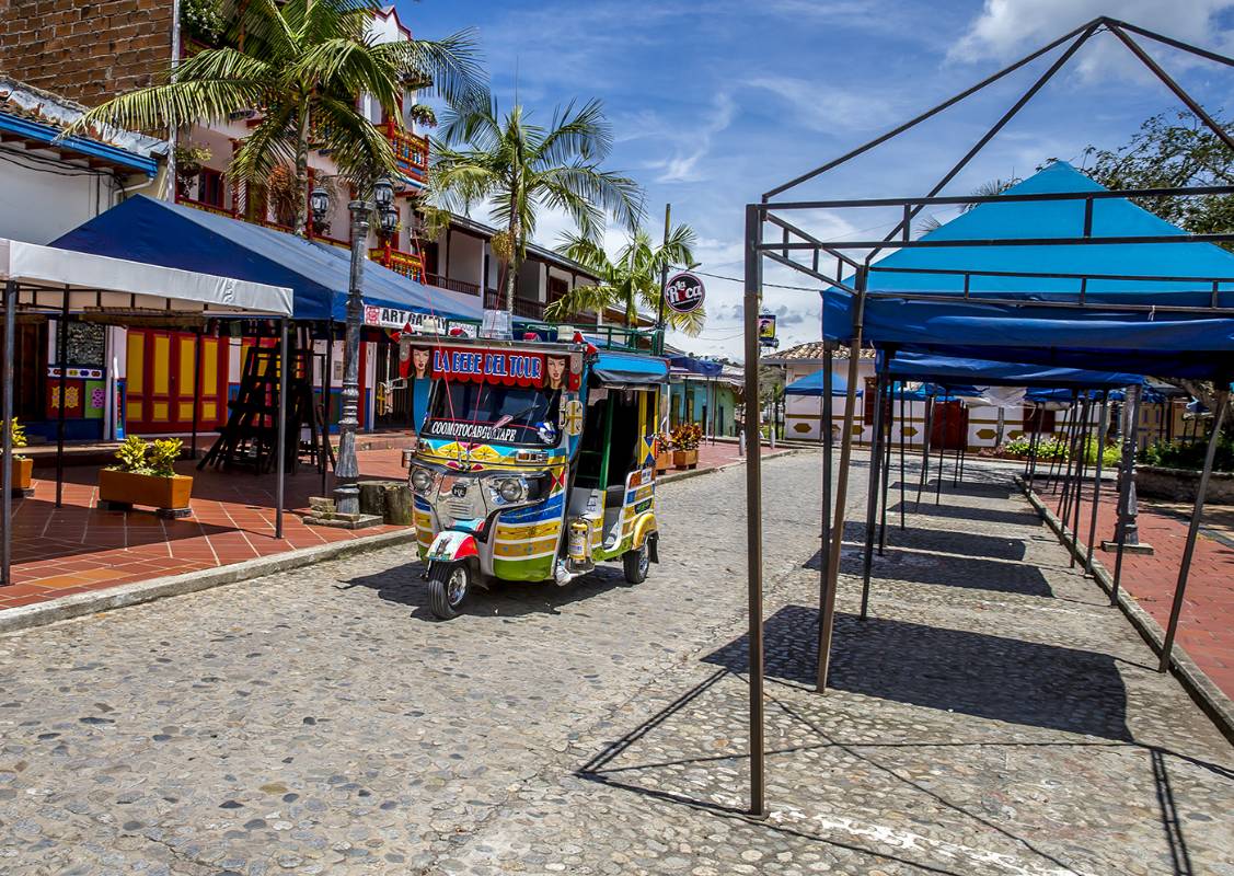 Las motoratones que prestan el servicio de transporte tanto a visitantes como residentes permaneces parqueadas en el parque principal del Municipio. Foto Juan Antonio Sánchez Ocampo 