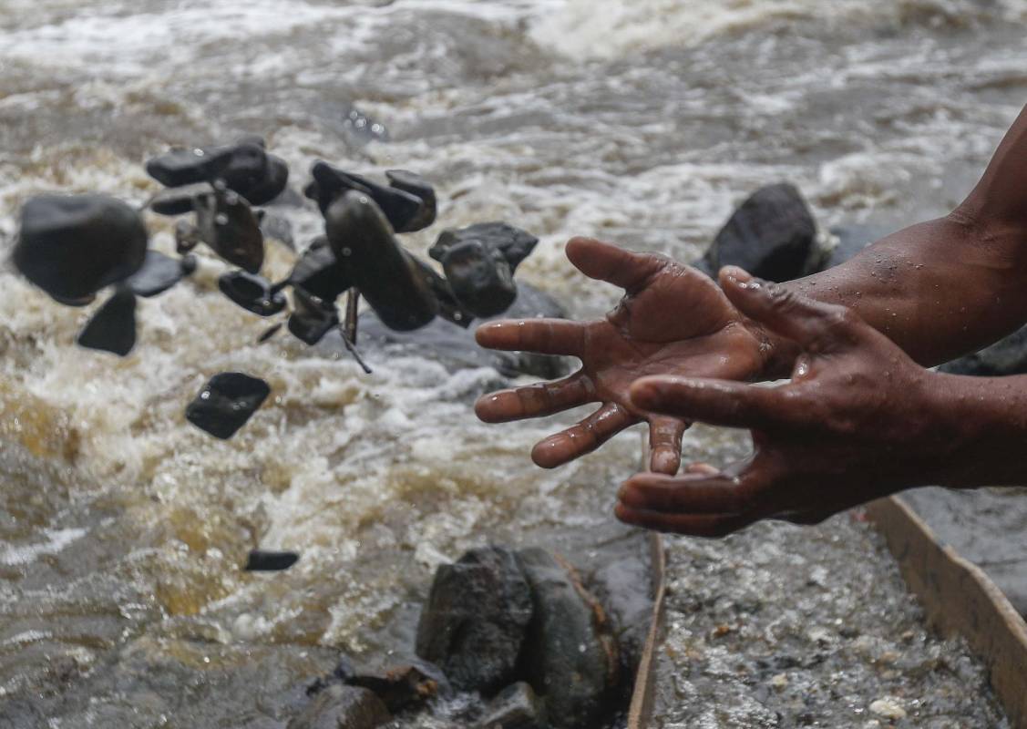 A orillas del río Medellín, en el municipio de Barbosa, algunas personas extraen de forma artesanal el mineral que les da el sustento para ellos y sus familias en esta época de crisis económica por el Covid - 19. Foto: Manuel Saldarriaga Quintero.