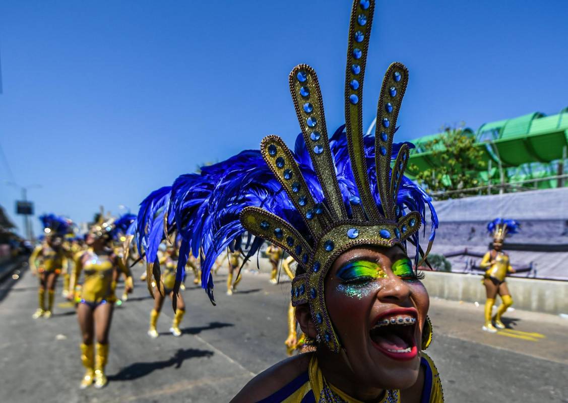 El desfile, que partió al filo del mediodía cuando se sentían las altas temperaturas y la luminosidad era tan intensa que el ambiente por momentos era agobiante, sirvió de marco para que los diferentes grupos folclóricos rindieran tributo a los policías víctimas de los ataques, reivindicados por el Ejército de Liberación Nacional (Eln). FOTO AFP