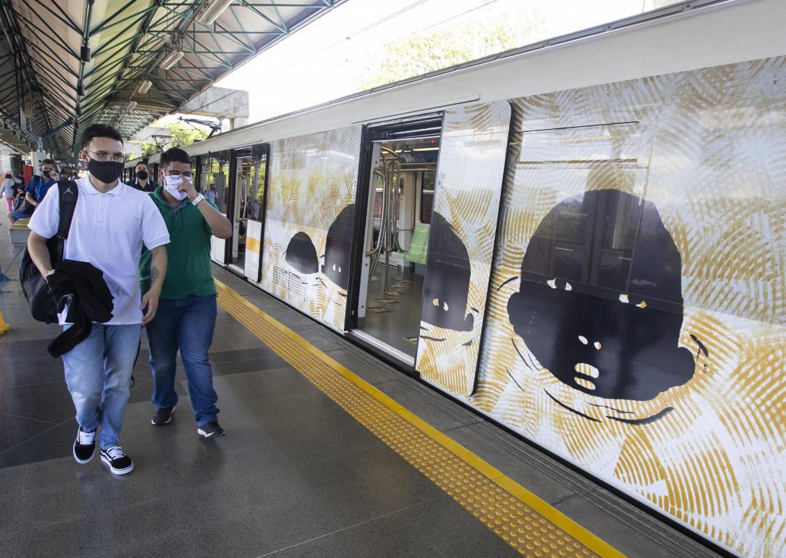 El Metro conmemora la obra de 12 escritores afrocolombianos. Se trata fragmentos de poemas que están escritos dentro de tres vagones en la edición de la 14 fiesta del libro en Medellín. Foto: Manuel Saldarriaga Quintero.