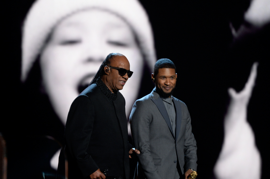 Usher estuvo acompañado de Stevie Wonder. FOTO Cortesía TNT