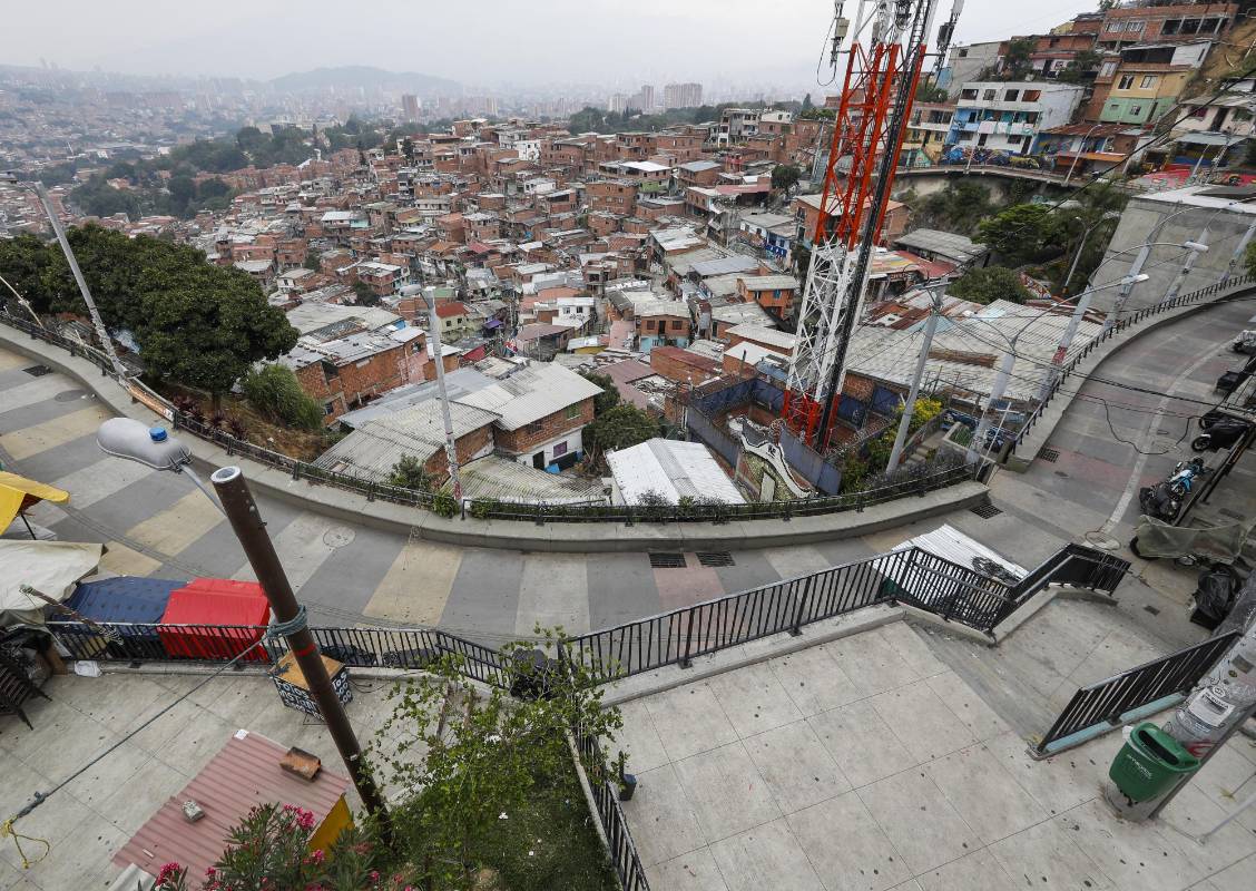En el barrio La Independencia, de Medellín, donde están las escaleras eléctricas y se realiza el grafiti tour, la gente se resguarda cumplidamente ante el coronavirus y espera el día en que puedan atender de nuevo a los turistas. FOTO MANUEL SALDARRIAGA