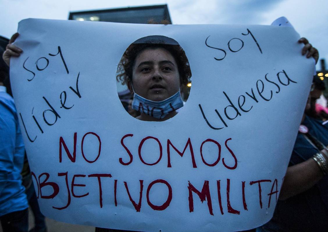 En el Parque de los Deseos se concentró una multitudinaria manifestación en rechazo a los recientes homicidios de líderes sociales en el país. FOTO JULIO CÉSAR HERRERA