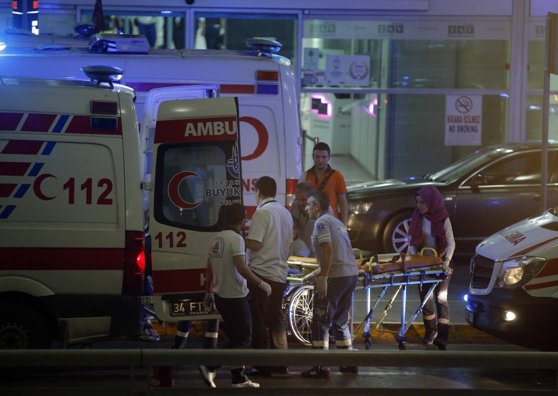 Las dos explosiones y el tiroteo fueron, según el primer reporte policial, cerca del parqueadero de la terminal internacional. FOTO AP 