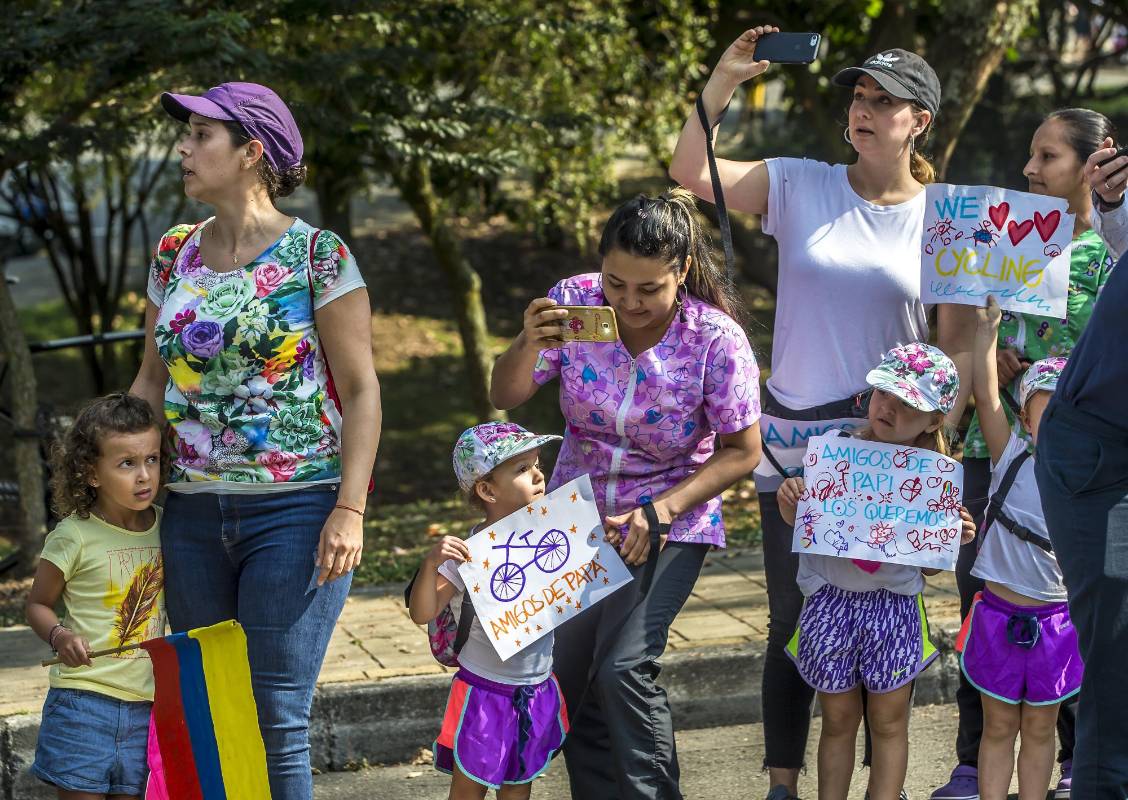 Hermosas postales dejó el desarrollo de la cuarta etapa del Tour Colombia 2.1 que se desarrolló en Medellín, un circuito de 139 kilómetros, que tuvo una masiva presencia de aficionados en cada uno de los puntos por donde transcurrió la fracción. FOTOS JUAN ANTONIO SÁNCHEZ Y MANUEL SALDARRIAGA