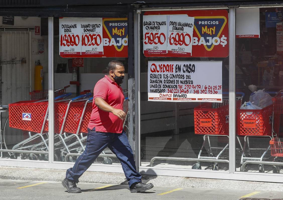 Las tiendas de barrio y los supermercados incrementaron las ventas a domicilio como respuesta a la cuarentena estricta. FOTO MANUEL SALDARRIAGA QUINTERO