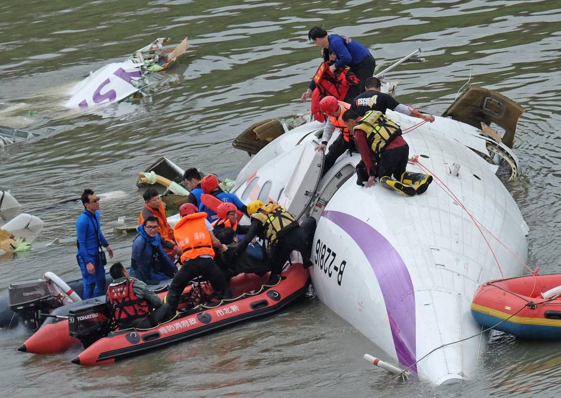 El accidente este miércoles de TransAsia Airways se convierte en el segundo en menos de un año, después de que en julio del año pasado 49 personas murieran al estrellarse otro avión de idéntico modelo. FOTO AFP