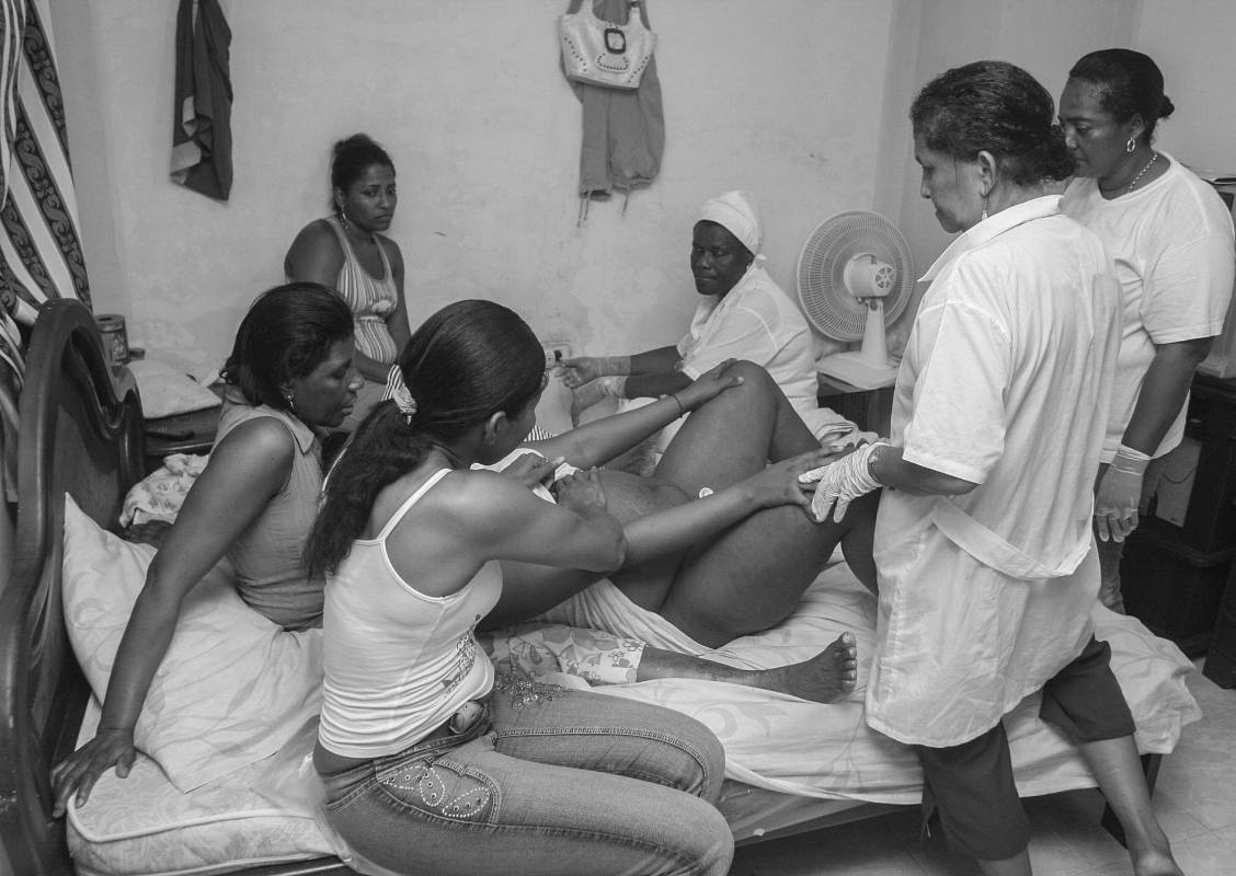 Liliana Moreno se agarró como pudo de las mujeres de la familia que la acompañaron en el proceso del parto. Feliciana Hurtado y Rosmilda Quiñonez fuerón las parteras que con mucho esfuerzo y cuidado asistieron el nacimiento del pequeño Jorge. El padre cortó el cordón úmbilical y luego abrazó su hijo. Foto: Manuel Saldarriaga Quntero