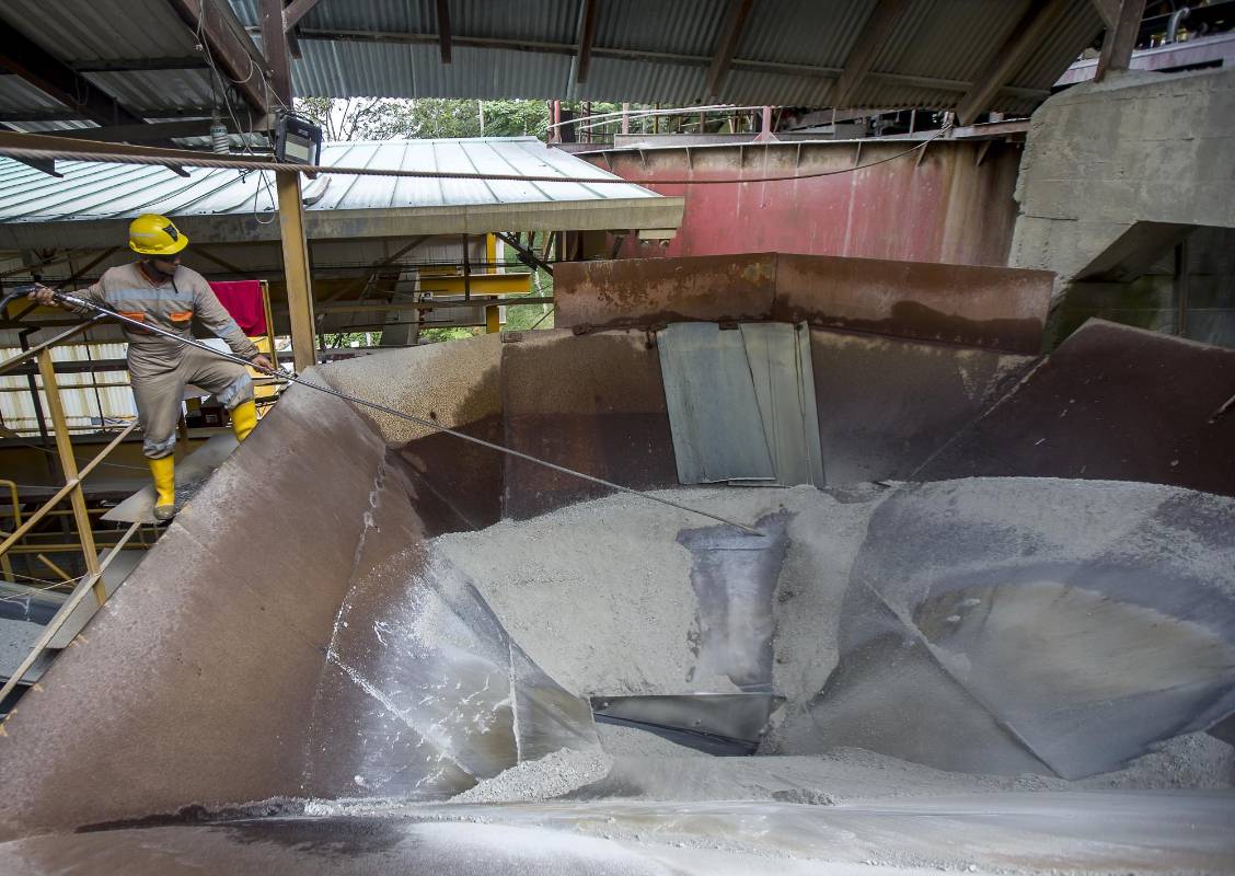 Proceso de separación del mineral para pasar luego a fundición. FOTO JUAN ANTONIO SÁNCHEZ
