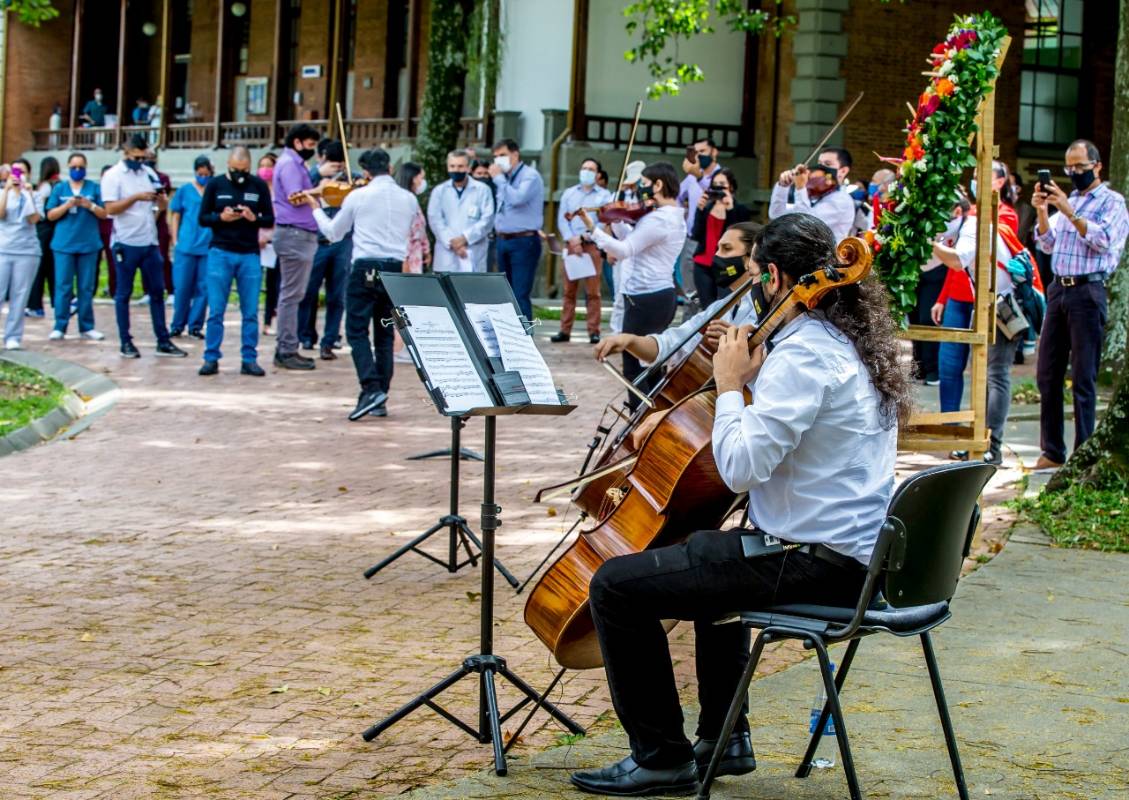 La tercera jornada de la música por la vida de la orquesta filarmónica, llegó al sector de la salud en el Hospital Pablo Tobón Uribe y el San Vicente Fundación. FOTO . Juan Antonio Sánchez.