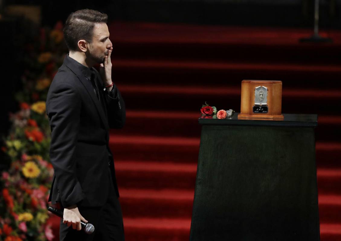 Jas Devael cantó en el homenaje en Bellas Artes. FOTO AP