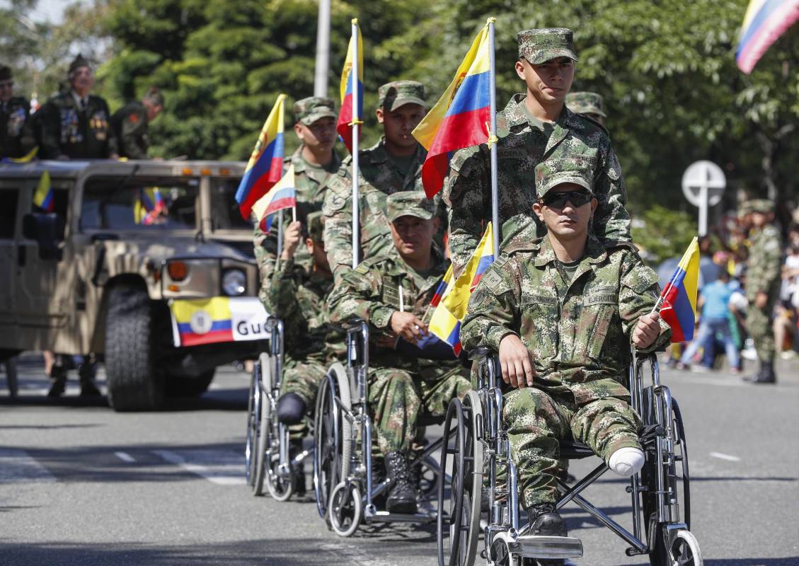 La fiesta de independencia colmó la carrera 70 de Medellín, las Fuerzas Militares, los cuerpos de rescate y los indígenas compartieron con la gente que se volcó a las calles. Foto: Manuel Saldarriaga Quintero.