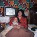 Reuters - Sofiya Gadafi, esposa del l&#237;der libio Muamar el Gadafi, posa con uno de sus hijos en su tienda beduina en el barrio de Bab El-Assaria cuarteles en las afueras de Tr&#237;poli, imagen del 12 de enero 1986.