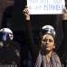 AP - En Grecia, un manifestante sostiene una pancarta durante una manifestación en solidaridad con las protestas en Estambul.