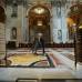 Reuters - Un trabajador acomoda las sillas dentro de la bas&#237;lica de San Pedro durante los preparativos para la elecci&#243;n del nuevo Papa en El Vaticano.