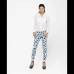 - Las flores son aliadas de los pantalones estampados, que son tendencia hoy.
