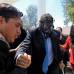 Reuters - Los manifestantes en apoyo al Gobierno agredieron a unos cinco agentes que no protestaban, sino que llegaban a Carondelet como protecci&#243;n de unas autoridades gubernamentales.