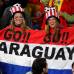 Reuters - Las curiosidades de los hinchas en la tribuna como estas dos seguidoras de Paraguay con un peculiar disfraz.