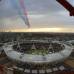Reuters - Aviones de combate cruzaron el cielo del estadio dejando una estela blanca, roja y azul, los colores de la bandera brit&#225;nica.