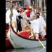 AP - El papa Benedicto XVI cruz&#243; en g&#243;ndola el inicio del Gran Canal de Venecia.