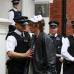 Reuters - La presencia policial en el exterior de la sede diplomática, situada en el céntrico y exclusivo barrio de Knightsbridge, fue muy numerosa desde primera hora de la mañana.