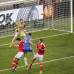 AP - El defensor serbio Branislav Ivanovic marc&#243; el gol del t&#237;tulo en el minuto final del encuentro.