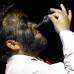 Reuters - Jesús Aceves, quien tiene hipertricosis, que es una condición de la piel donde una cantidad anormal de cabello empieza a crecer por el cuerpo, se inserta una cuchara por la nariz durante un ensayo para el Circo de los Horrores en el Teatro Churchill en Bromley, en Londres.
