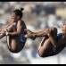 Reuters - Las clavadistas Cheyenne Cousineau y Samantha Bromberg de los Estados Unidos realizan una inmersión en sincronizados de mujeres plataforma 10 metros durante la final de los Campeonatos del Mundo de Natación en la piscina municipal de Montjuic en Barcelona.