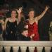 AP - Margaret Miles, de vestido de negro a la izquierda, y Cathy Ten Broeke, a la derecha fue la primera pareja del mismo sexo que contrajo matrimonio en Minneapolis.
