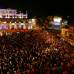 Reuters - Unas 50.000 personas, muchas ondeando banderas comunistas de rojo y oro, formaron vallas sobre la ruta del desfile.