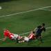 AP - Espa&#241;a no pudo romper el entramado defensivo hasta el 83. Pedro dispar&#243; al palo y el rechazo lleg&#243; a David Villa, que marc&#243; su quinto gol del Mundial para quedarse s&#243;lo en cabeza de los artilleros.
