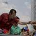 AP - El candidato opositor recibió regalos y saludo de sus seguidores en Caracas.