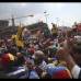 AP - La multitud buscaba espacio para poder ver a Capriles.