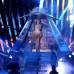 AFP - Grande, quien entre bambalinas estuvo tomada de la mano del rapero Big Sean, inaugur&#243; el espect&#225;culo interpretando su &#233;xito &quot;Break Free&quot; en un leotardo estilo Beyonce.