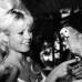 AFP - Imagen publicada el 1 de abril de 1964. Se aprecia a Bardot sosteniendo un loro en R&#237;o de Janeiro. 48 pel&#237;culas fueron las que protagoniz&#243; esta diva francesa en su trayectoria.