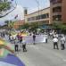 Cortes&#237;a - Las personas marchan con pancartas y hacen cantos por la paz.