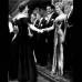 AP - Foto tomada el 10 de octubre de 1956 mientras Marilyn Monroe a la derecha, saluda a la reina Isabel II de Inglaterra.