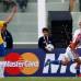 Reuters - Danni Alves cometi&#243; un error garrafal al perder una pelota en el &#225;rea. Estigarribia se la pas&#243; a Santa Cruz, quien habilit&#243; a su vez a Haedo Valdez, que acababa de ingresar. El tiro del delantero fue rechazado por Lucio, pero el bal&#243;n le dio en el pecho y termin&#243; adentro.