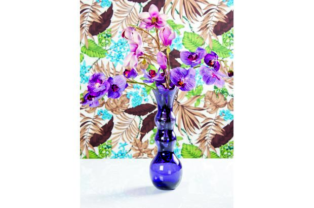 - Florero violeta; magnolia púrpura y orquídea lavanda artificiales, Q Design.