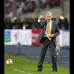 Reuters - Colombia, en el debut oficial de su entrenador, el argentino Jos&#233; Pekerman, se impuso a una selecci&#243;n peruana diezmada por muchas bajas en su l&#237;nea titular .