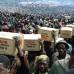 Reuters - El 28 de julio de 1994, refugiados ruandeses llevaban suministros de alimentos lejos de un punto de distribución. La matanza en 1994 fue ejecutada por extremistas hutus dirigido a tutsis, pero también hutus moderados que fueron atrapados en la ola de violencia que siguió el derribo fatal del avión que transportaba al presidente de Ruanda, Juvenal Habyarimana.