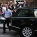 Reuters - El príncipe Guillermo de Gran Bretaña y su esposa Catherine, duquesa de Cambridge salen con su hijo recién nacido hacia su residencia.